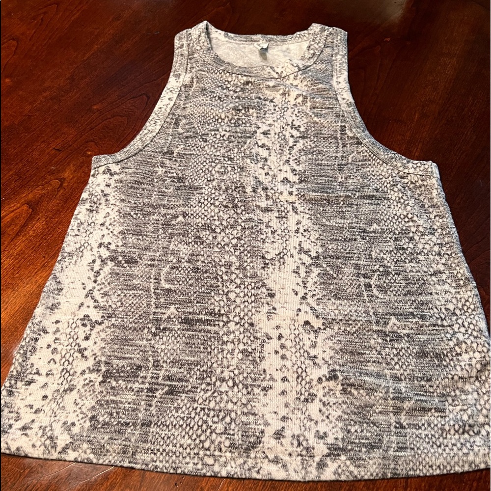 Z Supply tank, snakeskin print, gray/white, XS-runs big, mint condition